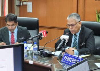 MOHD. Hassany Hashim (kanan) semasa  mengumumkan keputusan STPM 2023 di pejabat JPN Kelantan di Tunjong, Kota Bharu, Kelantan hari ini. UTUSAN/MUSTAQIM MOHAMED
