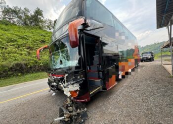 KEADAAN  bas ekspres selepas terlibat kemalangan di Kilometer 66, Jalan Gua Musang- Kuala Krai di Gua Musang, Kelantan hari ini.