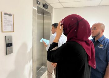 MURNI Nur Akma Idrus yang mengaku salah mengusahakan spa kecantikan di rumah tanpa permit dibawa keluar dari Mahkamah Sesyen Kuala Terengganu, hari ini. - UTUSAN/TENGKU DANISH BAHRI TENGKU YUSOFF