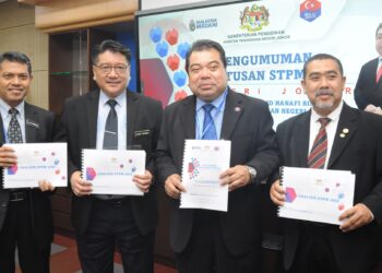 MOHD. HANAFI Samad (dua dari kanan) dan beberapa pegawai menunjukkan laporan STPM 2023 Negeri Johor di Pejabat Pendidikan Negeri, Johor Bahru.
