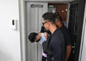 SEORANG lelaki (baju putih) ditahan  reman tujuh hari oleh Mahkamah Johor Bahru bagi memandu siasatan kes penculikan seorang kanak-kanak perempuan di Eco Galleria, Sabtu lalu.
