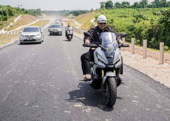 AB. RAUF Yusoh menunggang motosikal ketika melakukan tinjauan di Tapak Projek Jalan Pintas Kampung Jeram-Solok Ayer Limau, Alor Gajah, Melaka.