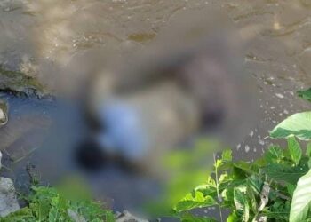 KEADAAN mayat seorang lelaki yang ditemukan terdampar di tepi Sungai Jerteh berhampiran sebuah masjid di Jertih, Besut, hari ini. - UTUSAN/WAN ZURATIKAH IFFAH WAN ZULKIFLI