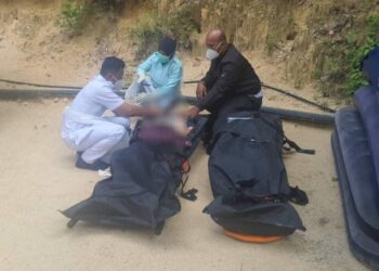 ANGGOTA pasukan perubatan memeriksa mayat dua penuntut Universiti Seoul, Korea Selatan yang ditemukan lemas di Air Terjun Lubuk Kain, Sungai Bangan di Hulu Dungun, hari ini.
lemas