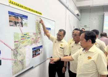 AHMAD Maslan (kanan) memeriksa lokasi dan gambar kemajuan Jajaran Projek Lingkaran Tengah Utama (LTU) Gua Musang di Pejabat Tapak JKR LTU 2C di Bandar Utama di Gua Musang, Kelantan hari ini.UTUSAN/AIMUNI TUAN LAH.