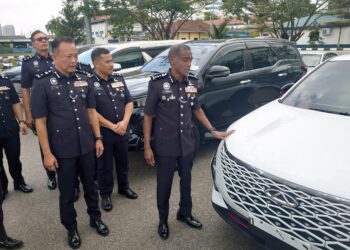 M. KUMAR (kanan) menunjukkan antara kenderaan yang dirampas daripada sindiket curi kenderaan yang dirampas dalam Op Lejang di IPK Johor, Johor Bahru.