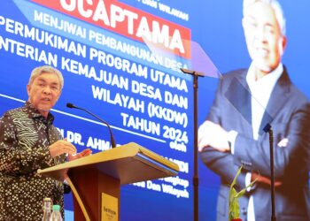 AHMAD ZAHID Hamidi berucap sempena Pemukiman Program Utama KKDW di Pusat Konvensyen Desaru Coast, Kota Tinggi.