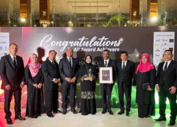 SUAIBAH Harun (tengah) bersama kakitangan Primula Beach Hotel di Anugerah Industri Pelancongan 2024 ydi Royale Chulan Kuala Lumpur, malam tadi.