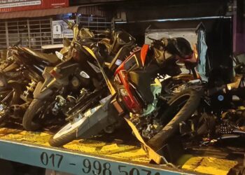 KEADAAN lima motosikal yang terlibat  dalam kemalangan membabitkan tujuh kendaraan di Kilometer 363,, LPT 2,  berhampiran Bukit Besi, Dungun, malam tadi.