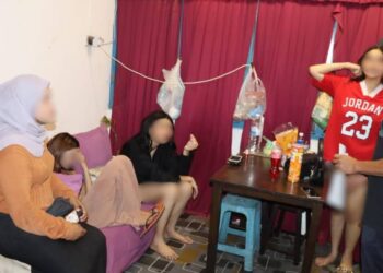 EMPAT daripada tujuh lelaki berpakaian seperti wanita yang ditahan dalam satu serbuan di sebuah kediaman di Kuala Terengganu, malam tadi.