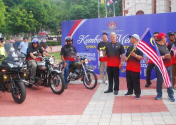 PENGERUSI Lembaga Penasihat Arkib Negara Malaysia, Tan Sri Alimuddin Mohd. Dom (empat dari kanan) dan Jaafar Sidek Abdul Rahman (tiga dari kanan) melepaskan peserta konvoi Kembara Memorial: Anak Malaysia Merdeka di Memorial Pengisytiharan Kemerdekaan, Banda Hilir, Melaka. - UTUSAN/AMRAN MULUP