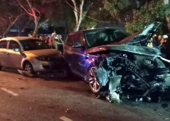 KEADAAN kenderaan yang terlibat dalam kemalangan di Jalan Kemajuan, Kuala Terengganu, malam tadi. - UTUSAN/TENGKU DANISH BAHRI TENGKU YUSOF