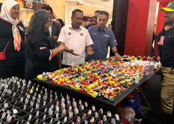 AZNAN Tamin (tengah) bersama Syed Ibrahim Syed Noh melawat reruai pameran usahawan sempena Jelajah Saya Digital di Angsana Mall Johor Bahru.