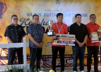 MOHD. Faris Haikal Mohd. Hassan Sa'ari (tiga dari kiri) muncul juara bagi kategori  CEI 120km dalam Kejohanan Kuda Lasak Piala Yang Di-Pertuan Muda Terengganu di 
TIEP Lembah Bidong, Setiu, hari ini. - UTUSAN/TENGKU DANISH BAHRI TENGKU YUSOFF