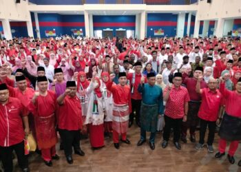 ONN HAFIZ Ghazi (tengah) bergambar dengan para perwakilan yang menghadiri Persidangan UMNO Bahagian Simpang Renggam di Dewan Muafakat Majlis Daerah Simpang Renggam (MDSR), Kluang.