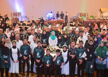 SHARIAH Nelly Francis (dua, kanan) bergambar bersama murid sekolah selepas Majlis Perasmian Eco-Schools Terengganu di Kuala Nerus, hari ini. - UTUSAN/PUQTRA HAIRRY ROSLI