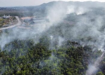 RAKAMAN dron menunjukkan kebakaran yang berlaku di kawasan hutan di Bandar Baru, Kuala Nerus, baru-baru ini.