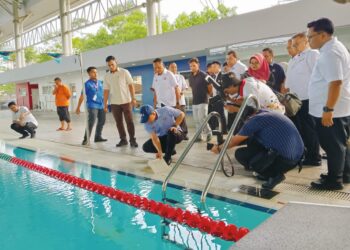 ONN HAFIZ Ghazi melihat keadaan kolam renang di Pusat Akuatik MBJB Arena Larkin, Larkin yang kotor dan berkarat.