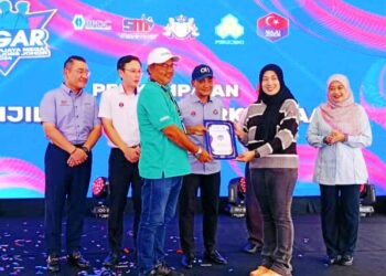 ONN HAFIZ Ghazi (tengah) menyaksikan penyerahan sijil tawaran pekerjaan daripada pihak syarikat kepada individu terpilih pada program Gegar Gerak Kerjaya Mega Myfuturejobs Johor di Stadium Tertutup MBJB Arena, Larkin.