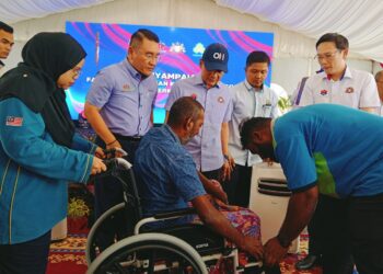 ONN HAFIZ Ghazi (dua dari Kiri) menyaksikan penyampaian bantuan kerusi roda oleh Ketua Sistem Insurans Pekerjaan Perkeso, Azirruan Arifin kepada seorang  penerima pada program Gegar Gerak Kerjaya Mega Myfuturejobs Johor 2024 di Stadium Tertutup MBJB Arena, Larkin, Johor Bahru.