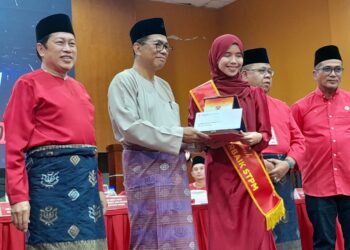 MOHAMED KHALED Nordin menyampaikan hadiah kepada salah seorang pelajar cemerlang Sijil Tinggi Persekolahan Malaysia (STPM) 2023 sempena Persidangan Perwakilan UMNO Bahagian Pontian di Dewan Jubli Intan Sultan Ibrahim, Pontian.