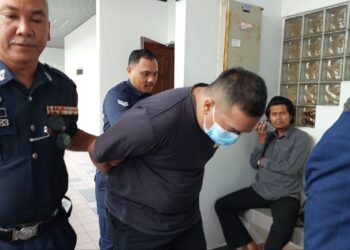 TERTUDUH mengaku tidak bersalah di Mahkamah Sesyen, Ayer Keroh, Melaka atas pertuduhan melakukan amang seksual fizikal terhadap murid perempuan bawah umur. - UTUSAN/SYAFEEQ AHMAD