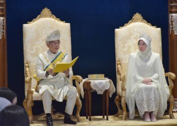 AL-SULTAN ABDULLAH Ri'ayatuddin Al-Mustafa Billah Shah (kiri) bertitah sempena Istiadat Pengurniaan Darjah Kebesaran dan Pingat Negeri Pahang sempena Memuliakan Ulang Tahun Hari Keputeraan Sultan Pahang Yang Ke-65 di Istana Abdulaziz di Kuantan, Pahang.