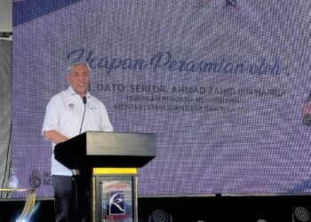 AHMAD Zahid Hamidi berucap pada Majlis Pelancaran Pelan Pembangunan, Pusat Pertumbuhan Desa (PPD) Sungai Asap di Dataran Rancangan Kemajuan Tanah (RKT) Kesedar Sungai Asap, Gua Musang, Kelantan-UTUSAN/AIMUNI TUAN LAH