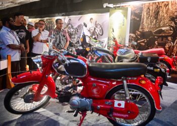 AHMAD Samsuri Mokhtar (kanan) melawat Pameran ‘Muto & Kenangan’ di Kompleks Muzium Terengganu, Kuala Terengganu, hari ini. - UTUSA/PUQTRA HAIRRY ROSLI