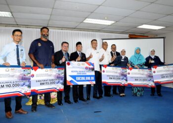 MOHD. HAIRI Mad Shah bergambar bersama-sama para penerima replika cek Bantuan Pantri kepada Hospital di Negeri Johor di HSA, Johor Bahru.