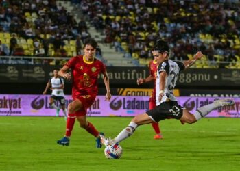 AKHYAR Rashid (kanan) melakukan rembatan ke gawang gol Negeri Sembilan FC dalam saingan Liga Super  di Stadium Sultan Mizan Zainal Abidin, Kuala Nerus, malam ini. - UTUSAN/PUQTRA HAIRRY ROSLI