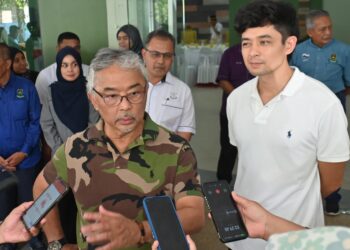 AL-SULTAN Abdullah Ri'ayatuddin Al-Mustafa Billah Shah ketika ditemui pemberita di Pusat Konservasi Gajah Kebangsaan (PKGK) Kuala Gandah, Lanchang di Temerloh, Pahang. - FOTO/SHAIKH AHMAD RAZIF