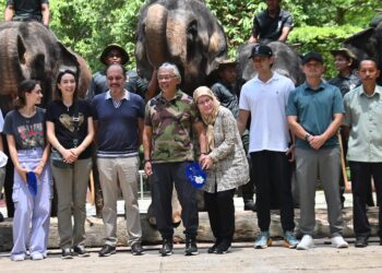 AL-SULTAN Abdullah Ri'ayatuddin Al-Mustafa Billah Shah (lima dari kanan) bersama adinda Raja Jordan, Putera Ali Al Hussein di Pusat Konservasi Gajah Kebangsaan (PKGK) Kuala Gandah di Lanchang, Temerloh, Pahang. - FOTO/SHAIH AHMAD RAZIF