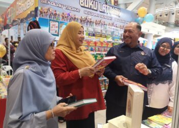 MOHD. Zafir Ibrahim (dua dari kanan) melawat rerurai pempamer pada Pesta Buku Negeri Sembilan 2024 di Mydin Mall, Seremban 2, Seremban hari ini.-UTUSAN/NUR SHARIEZA ISMAIL.