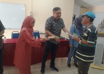 ANTHONY Loke Siew Fook bersama Tengku Zamrah menyampaikan bantuan kewangan kepada mangsa banjir pada Majlis Penyampaian Bantuan Wang Ehsan Mangsa Banjir DUN Ampangan di Balai Raya Kampung Blok C, di Seremban-UTUSAN/NUR SHARIEZA ISMAIL.