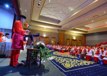 MOHAMAD Hasan sewaktu berucap merasmikan Mesyuarat Perwakilan UMNO Bahagian Rembau 2024 di Seremban hari ini.-UTUSAN/MOHD. SHAHJEHAN MAAMIN.