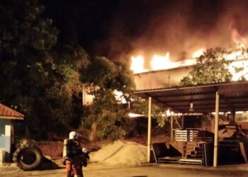 SEBUAH gudang menyimpan barangan runcit musnah 100 peratus dalam kejadian kebakaran di Jalan Bukit Ubi di Kuantan, Pahang.