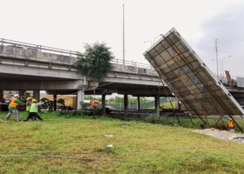 PAPAN iklan haram yang dirobohkan kontraktor dilantik MBS menerusi Operasi Pemantauan Papan Tanda Iklan di sepanjang Lebuh Raya Utara-Selatan di Seremban-UTUSAN/MOHD. SHAHJEHAN MAAMIN.