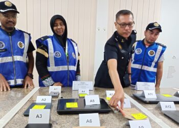 AHMAD Zaki Hamzah (dua, kanan) menunjukkan antara barangan yang dirampas dalam operasi membabitkan pengikut ajaran sesat Millah Abraham yang ditangkap di dua lokasi penempatan Felda di Tampin dan Jempol hari ini.-UTUSAN/NOR AINNA HAMZAH.