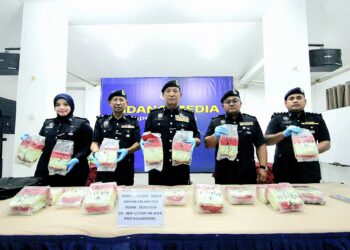 YAHAYA Othman (tengah) menunjukkan dadah yang dirampas dalam serbuan di R&R Genting Sempah dalam sidang akhbar di IPD Bentong, Pahang. - FOTO/SHAIKH AHMAD RAZIF