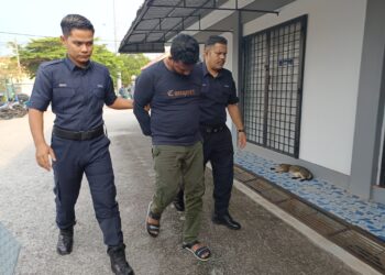 M. KALITHOSAN dibawa ke Mahkamah Majistret Port Dickson hari ini atas pertuduhan mencuri di sebuah rumah di Telok Kemang, Port Dickson minggu lalu.-UTUSAN/NOR AINNA HAMZAH.