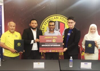 MUSTAPHA Nagoor (tengah) menyaksikan pertukaran dokumen perjanjian di antara NSFC yang diwakili Muhammad Faliq (dua dari kiri) dan Calvin Yee di Stadium Tuanku Abdul Rahman, Paroi, Seremban hari ini.