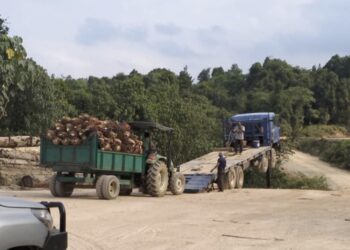 BEBERAPA jentera disita kerana didakwa menceroboh tanah kerajaan di Kampung Kawah di Kuantan, Pahang.