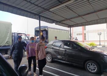 SEBAHAGIAN daripada 43 orang warga Vietnam yang dihadapkan ke Mahkamah Majistret Bahau, Jempol di sini atas tuduhan bekerja di negara ini tanpa permit sah dan menyalahgunakan pas lawatan sosial.-UTUSAN/NOR AINNA HAMZAH.