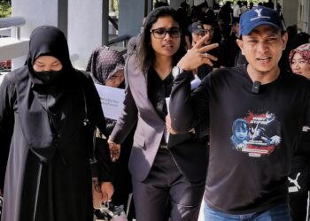 GAITHRI Thomas (dua dari kiri) bersama ibu Baby Syifaa, Anida Idrus, 41, (kiri) dan bapa bayi itu Yuseri Yusoff, 39, (kanan) ketika hadir pada keputusan inkues kes kematian Baby Syifaa atau Nour Rania Asyifaa Yuseri di Mahkamah Koroner Seremban hari ini.-UTUSAN/MOHD. SHAHJEHAN MAAMIN.