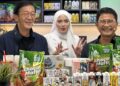 Loi Tuan Ee dan Azmi Zainal melancarkan produk terbaharu Farm Fresh, Choco Malt, Jumaat lalu.
