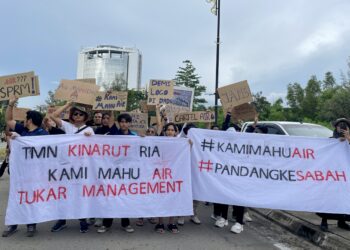 TUJUAN sekumpulan mahasiswa UMS mengadakan perhimpunan aman adalah untuk penyerahan memorandum kepada Ketua Menteri tetapi, apabila ada wakil Ketua Menteri datang bertemu, mereka enggan menyerahkan memorandum tersebut.