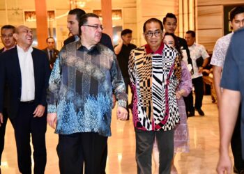 MOHAMED Khaled Nordin kepada  Duta Besar Mesir ke Malaysia Ragai Tawfik Said Nasr dalam satu majlis makan malam, di Kuala Lumpur.