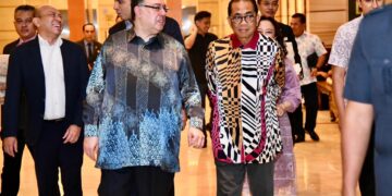 MOHAMED Khaled Nordin kepada  Duta Besar Mesir ke Malaysia Ragai Tawfik Said Nasr dalam satu majlis makan malam, di Kuala Lumpur.