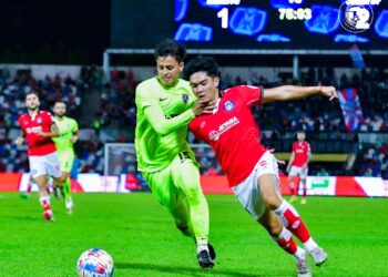 PERTAHANAN JDT, Feroz Baharudin (kiri) cuba menghalang kemaraan pemain Sabah FC pada aksi Liga Super di Stadium Likas semalam.-IHSAN SABAH FC